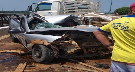 Acidente entre caminhão e dois carros deixa motorista preso às ferragens 
