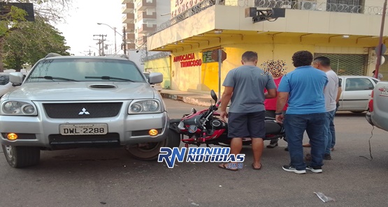 Motociclista fica ferido após acidente com caminhonete no centro  