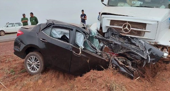 Homem morre ao bater Corolla de frente com caminhão na MT-343 