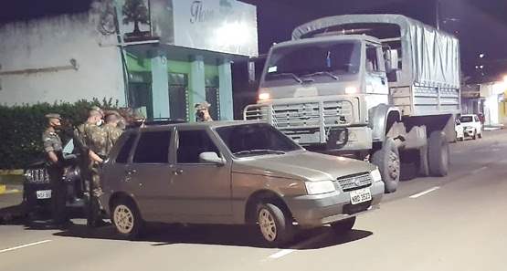 Carro fica destruído após colidir com caminhão do Exército Brasileiro