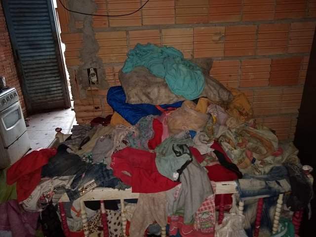 Seis crianças com idades entre um e oito anos são abandonadas em residência pela mãe 