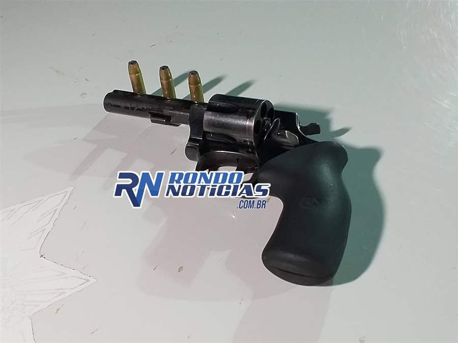 Polícia prende membros de facção com revólver dentro de veículo 