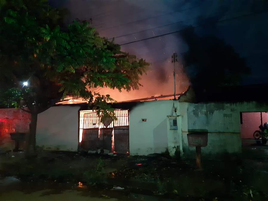 Morador deixa vela acesa e residência pega fogo na Zona Leste 