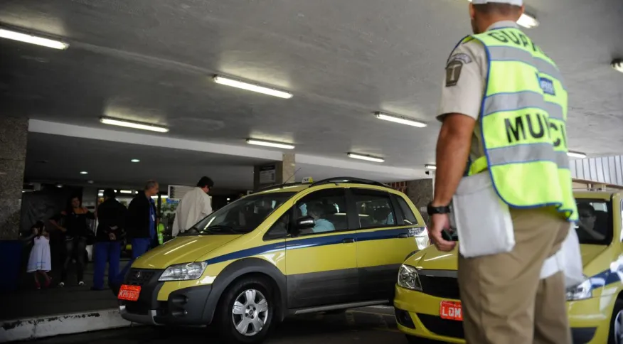 Novo Auxílio de R$ 1.000 para taxistas começa a ser pago nesta terça-feira (16)
