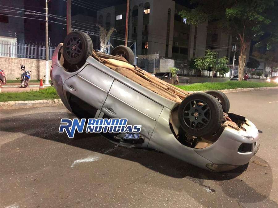 Carro capota após motorista colidir na traseira de veículo 