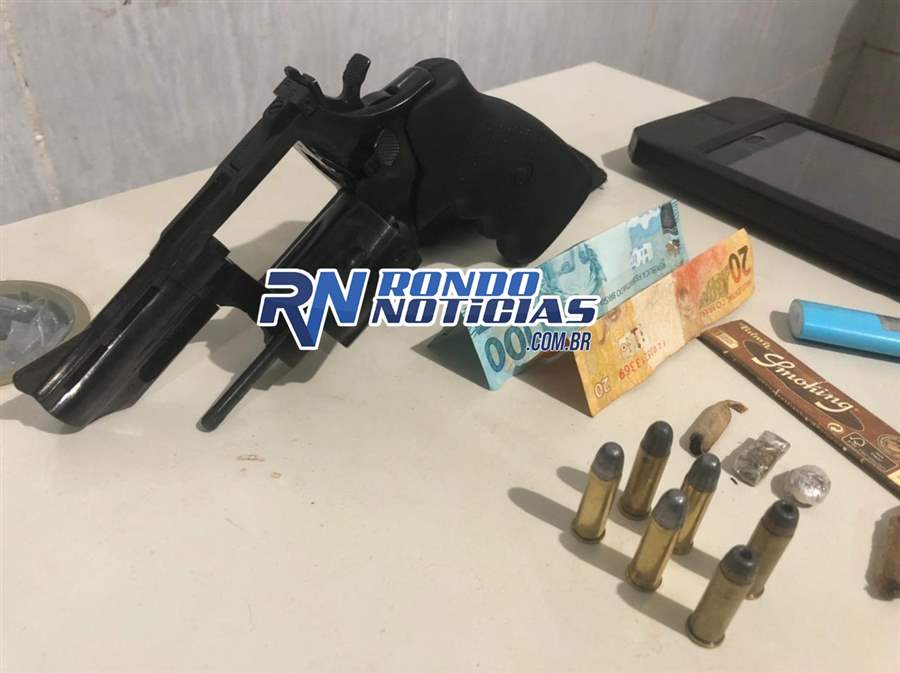 Passageiros de táxi são presos com arma durante abordagem policial 