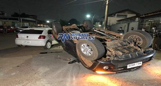Após invadir preferencial caminhonete capota e atinge carro estacionado