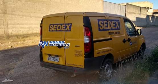 Bandidos roubam carro dos correios lotado de mercadorias na zona leste 