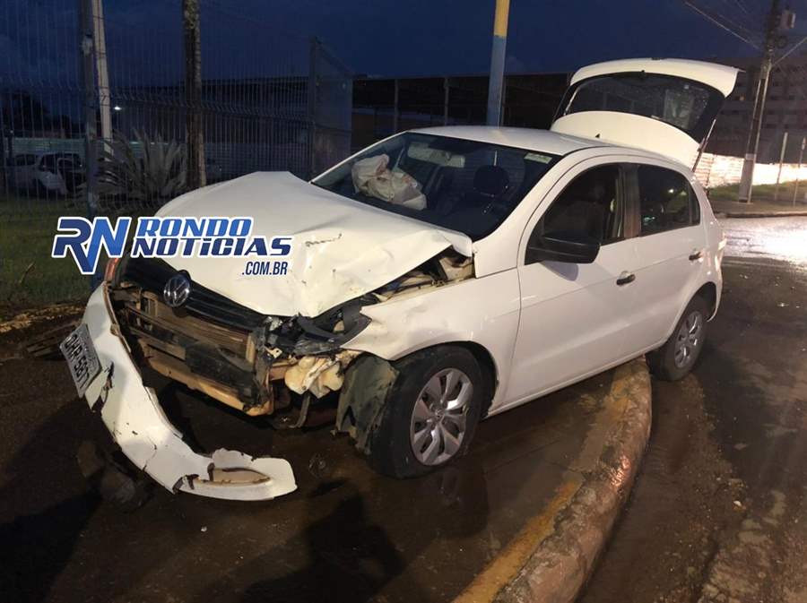 Motorista avança sinal vermelho e causa acidente em cruzamento 