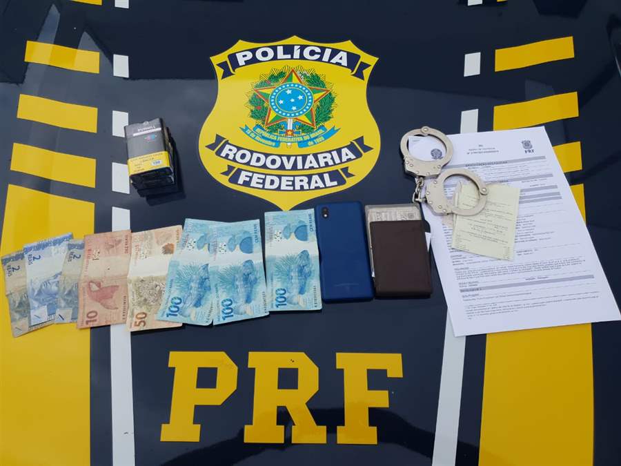  Polícia Rodoviária Federal prende homem por furto em ônibus interestadual