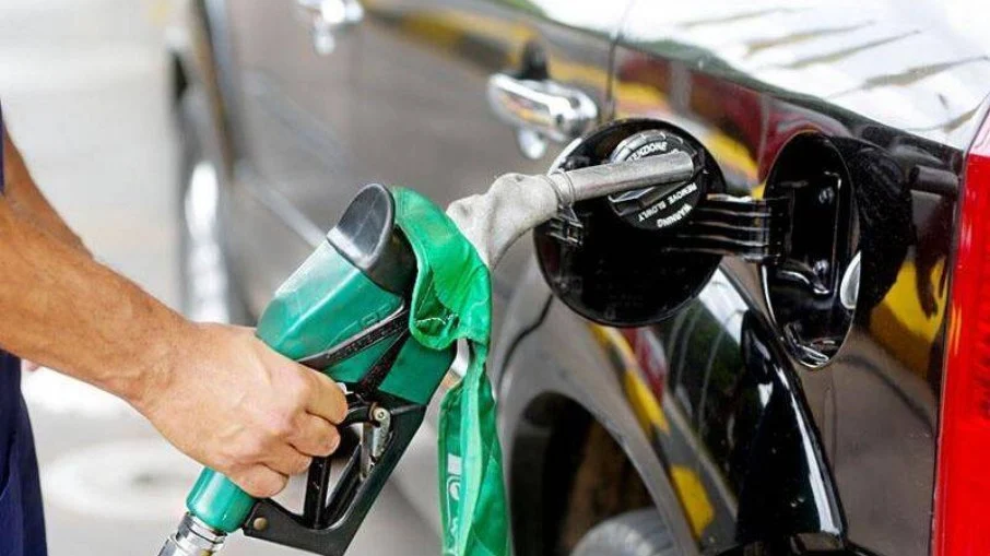 Preço do petróleo cai e diesel no Brasil é mais caro que paridade internacional; confira
