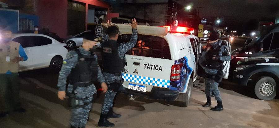 Homem embriagado é preso após desobedecer ordem de parada da polícia