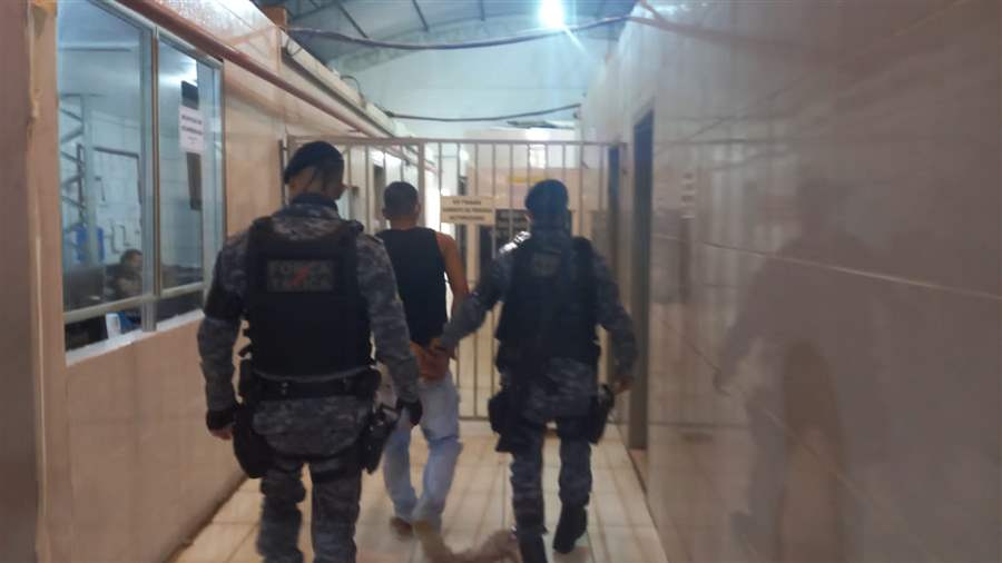Homem é preso com duas armas na cintura durante abordagem policial