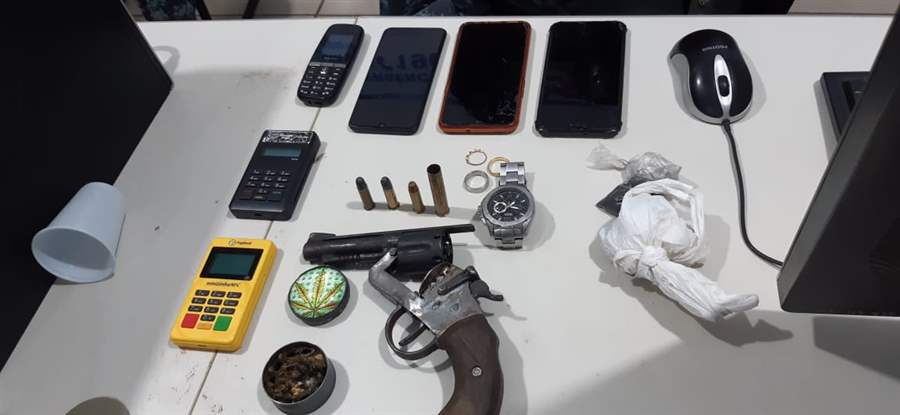 Casal é preso após homem ser flagrado filmando viatura em condomínio popular
