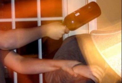 Enciumado jovem vai tirar satisfação com desafeto e leva  garrafada na cabeça 