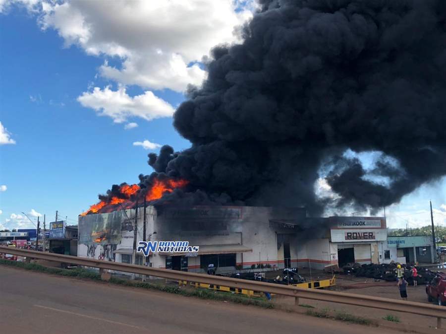 Incêndio de grandes proporções atinge loja de pneus em Porto Velho