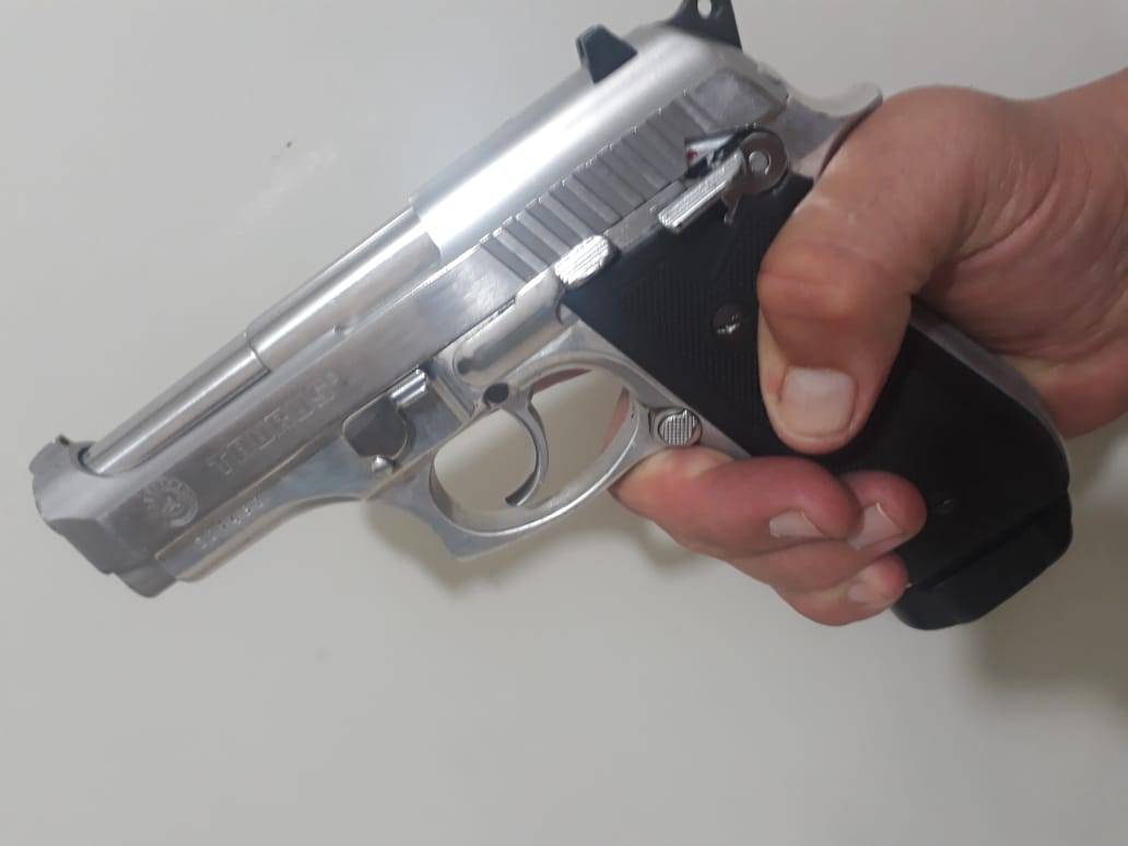 Homem é preso e adolescente apreendida com arma em caminhonete