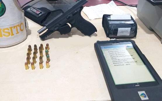 Jovem é preso com pistola municiada durante blitz 