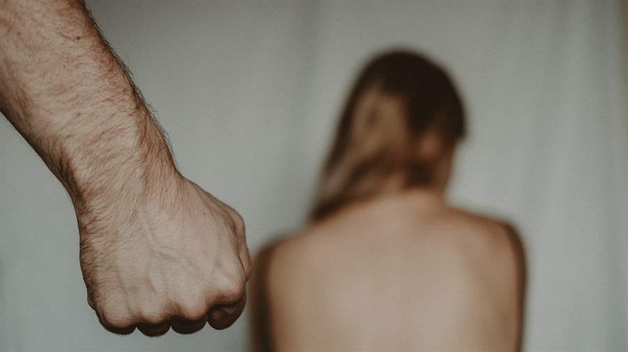 Homem estupra a vizinha horas antes de se casar e diz que foi 'despedida de solteiro'