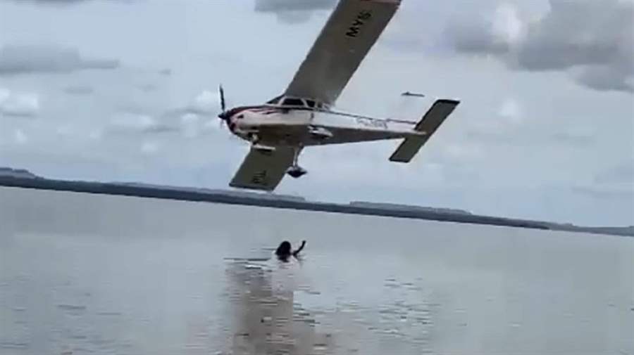 Piloto de avião realiza voo rasante sobre banhistas e é preso; assista o vídeo