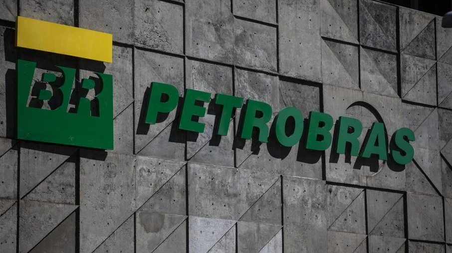 67% da população aprova privatização da Petrobras se preço do combustível for reduzido