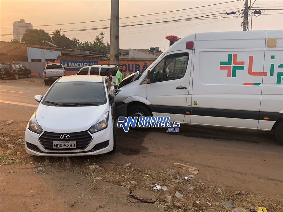 Ambulância atinge carro de passeio que avançou preferencial na capital
