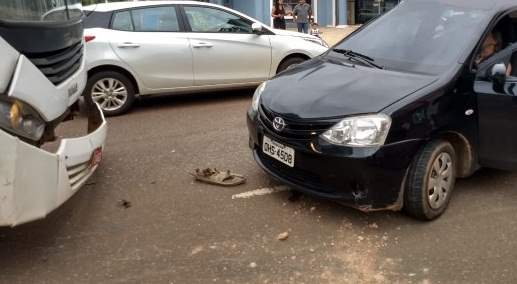 Motorista avança preferencial e causa grave acidente com ônibus 