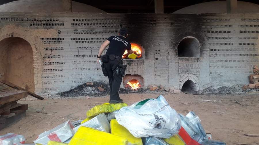 Polícia Federal incinera quase 600 quilos de cocaína apreendidos em avião 