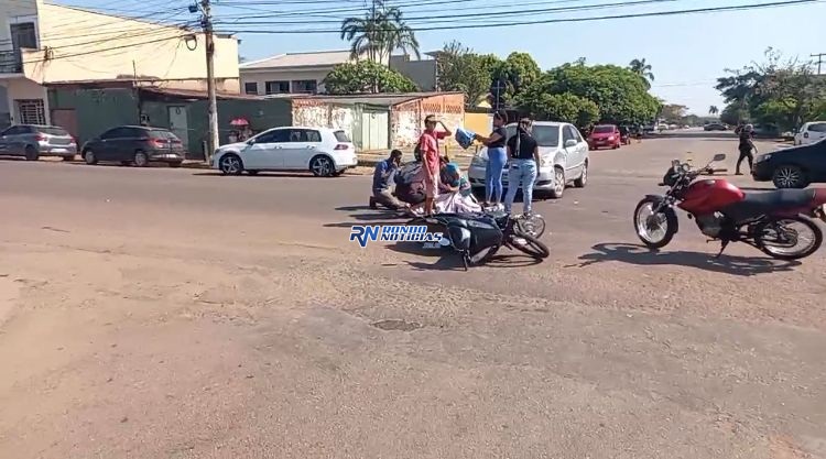 Motorista avança preferencial e colide com motocicleta em cruzamento da capital