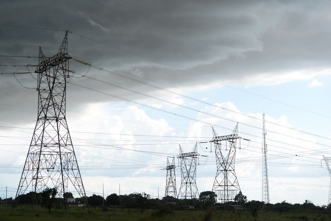 Conta de luz deve ficar 19% mais barata com limite do ICMS, estima Ministério