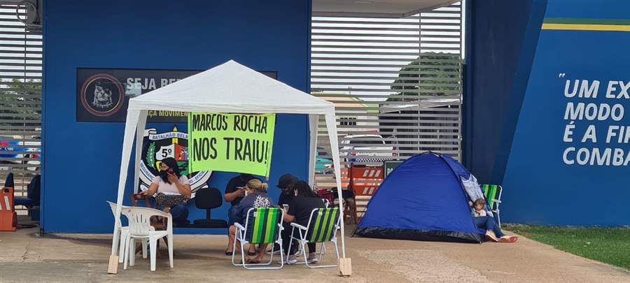 Esposas de PMs fecham batalhões impedindo entrada e saída de viaturas 