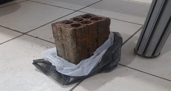 Policial militar é atacado com tijolada no rosto por homem em comércio 