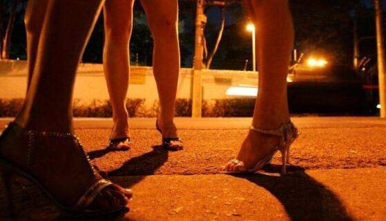 Mulher invade motel, flagra marido com garotas de programa e ainda é espancada