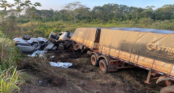 Trágico acidente entre carreta e SW4 na BR-364 resulta na morte de duas pessoas 