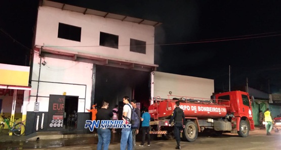 Incêndio destrói veículos  importados em oficina no bairro Embratel 