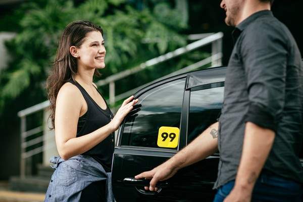 99 vai aumentar pagamento aos motoristas para compensar alta no preço dos combustíveis
