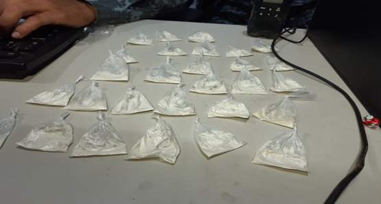 Homem é preso com várias porções de droga no beco Cai N` Água
