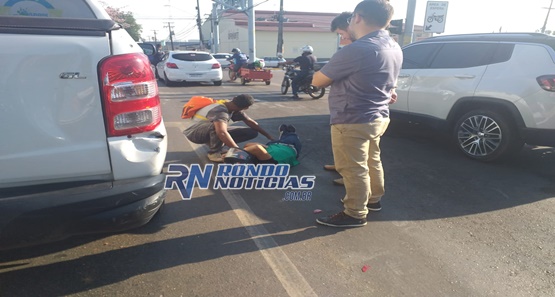 Motociclista desatento entra na traseira de carro oficial e fratura clavícula 