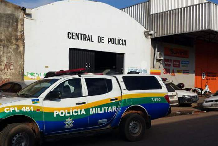 Mulher agride marido a vassouradas após discussão  