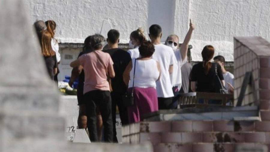 Sem Monique Medeiros, corpo do avô materno de Henry morto por Covid-19 é enterrado
