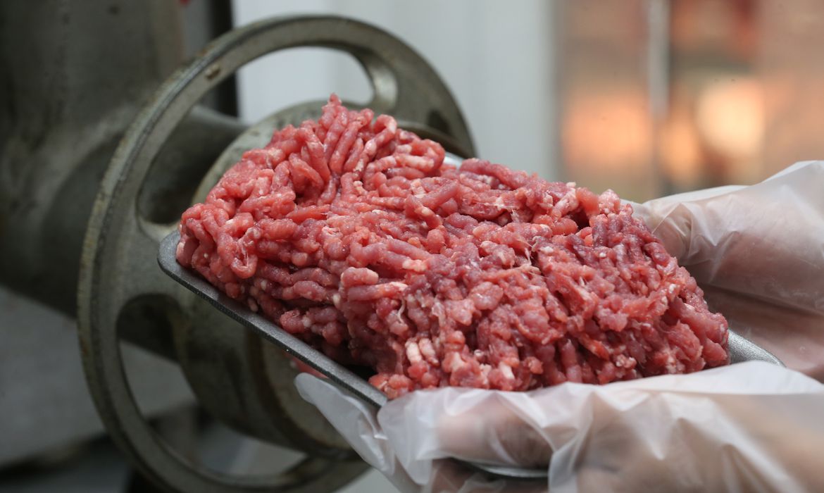 Venda de carne moída tem novas regras a partir desta terça em todo o país
