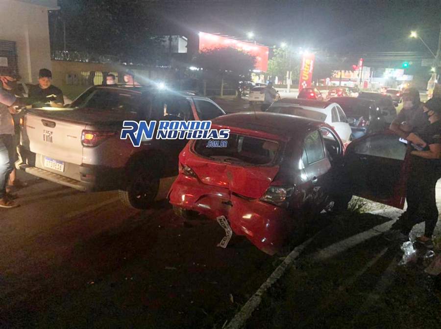 Mulher bêbada perde controle de veículo e bate em outros quatro estacionados
