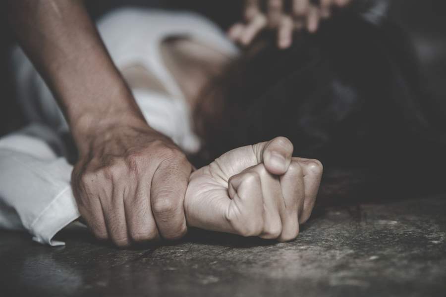 Tarado invade apartamento de moça e tenta abusá-la sexualmente