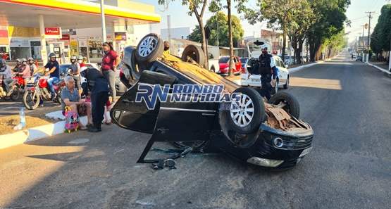 Carro com  idosos e criança capota e eles sofrem ferimentos leves na capital