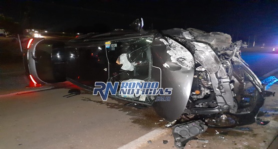 Carro desgovernado invade BR-364, ultrapassa mureta e vai parar do outro lado 