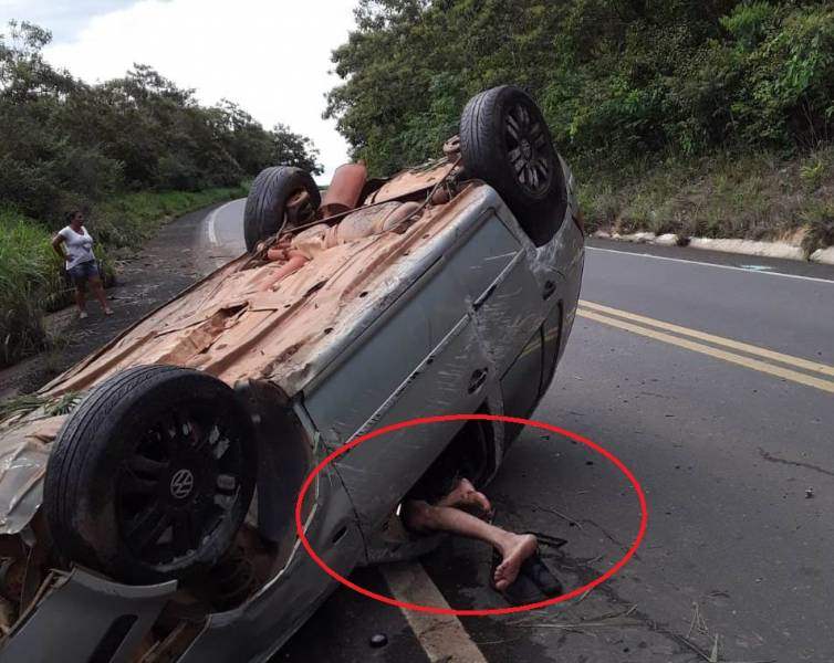 Após capotar na BR 364, motorista de Vilhena foge e deixa carro tombado