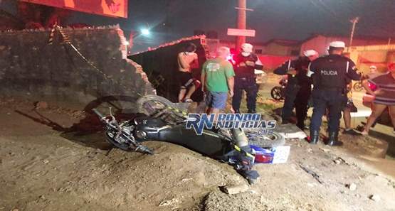 Motociclista fica em estado grave após derrubar muro de residência

