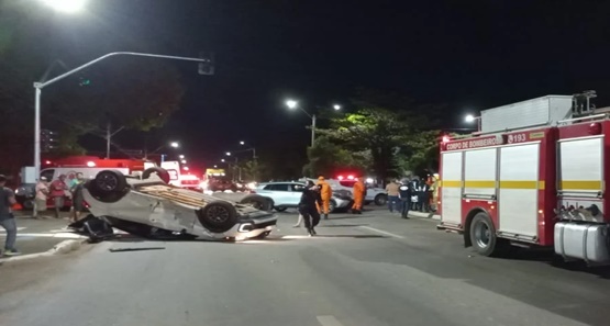 Acidente entre veículos deixa um dos carros com a roda para cima na Jorge Teixeira