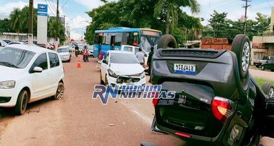 Motorista imprudente faz conversão e causa capotamento em Porto Velho