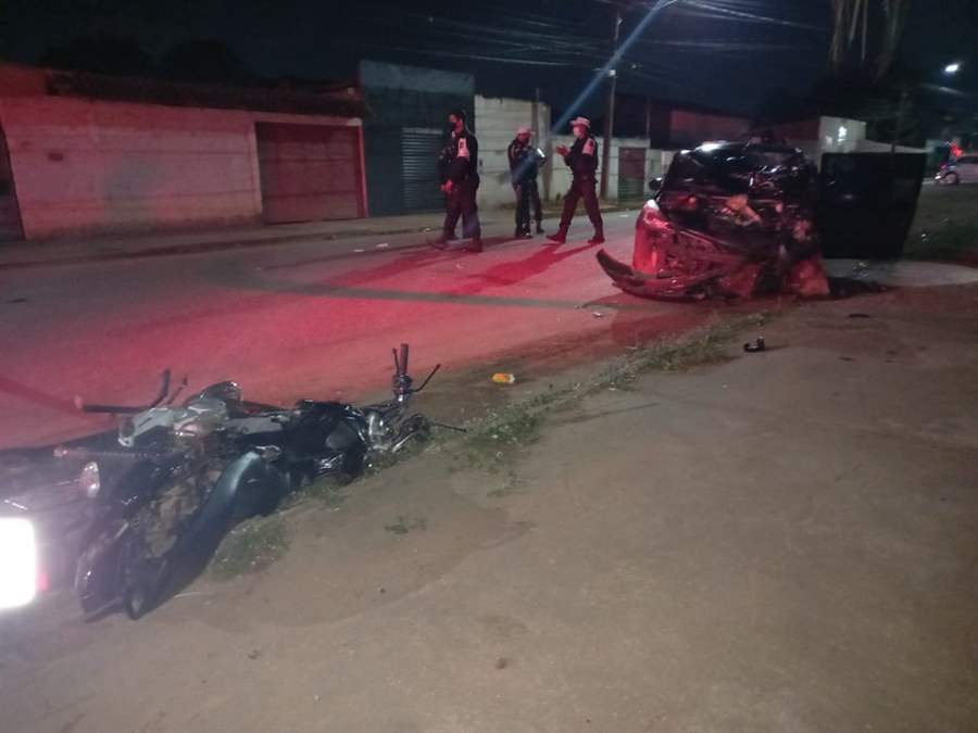 Bebê que estava em moto sobrevive após ser atropelada por carro; mãe e padrasto morreram
